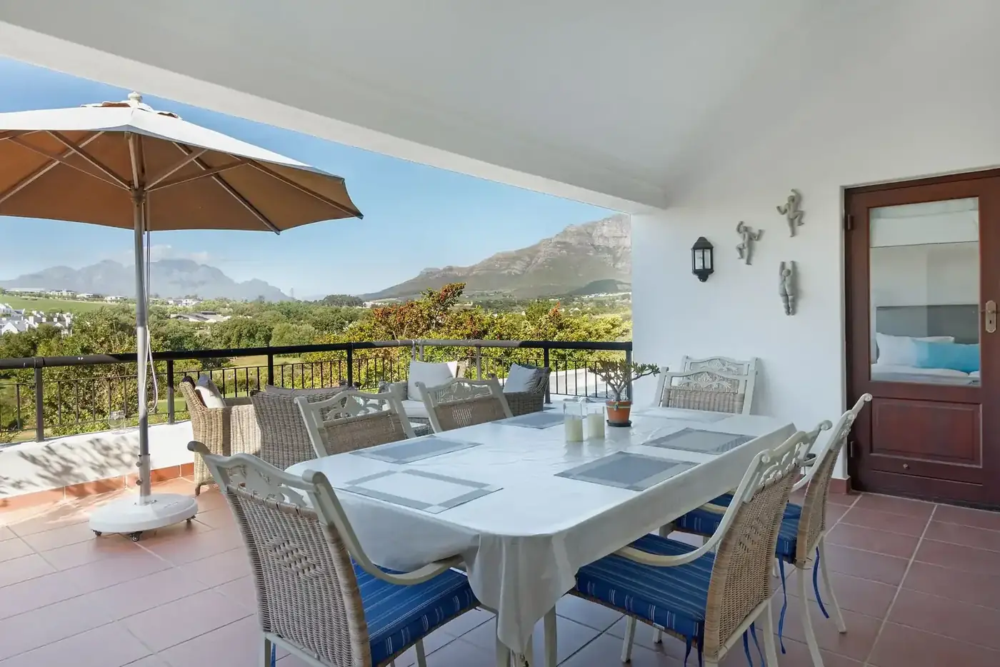 Lodge 1 exterior — 4-bedroom self-catering lodge at De Zalze Winelands Golf Estate, Stellenbosch