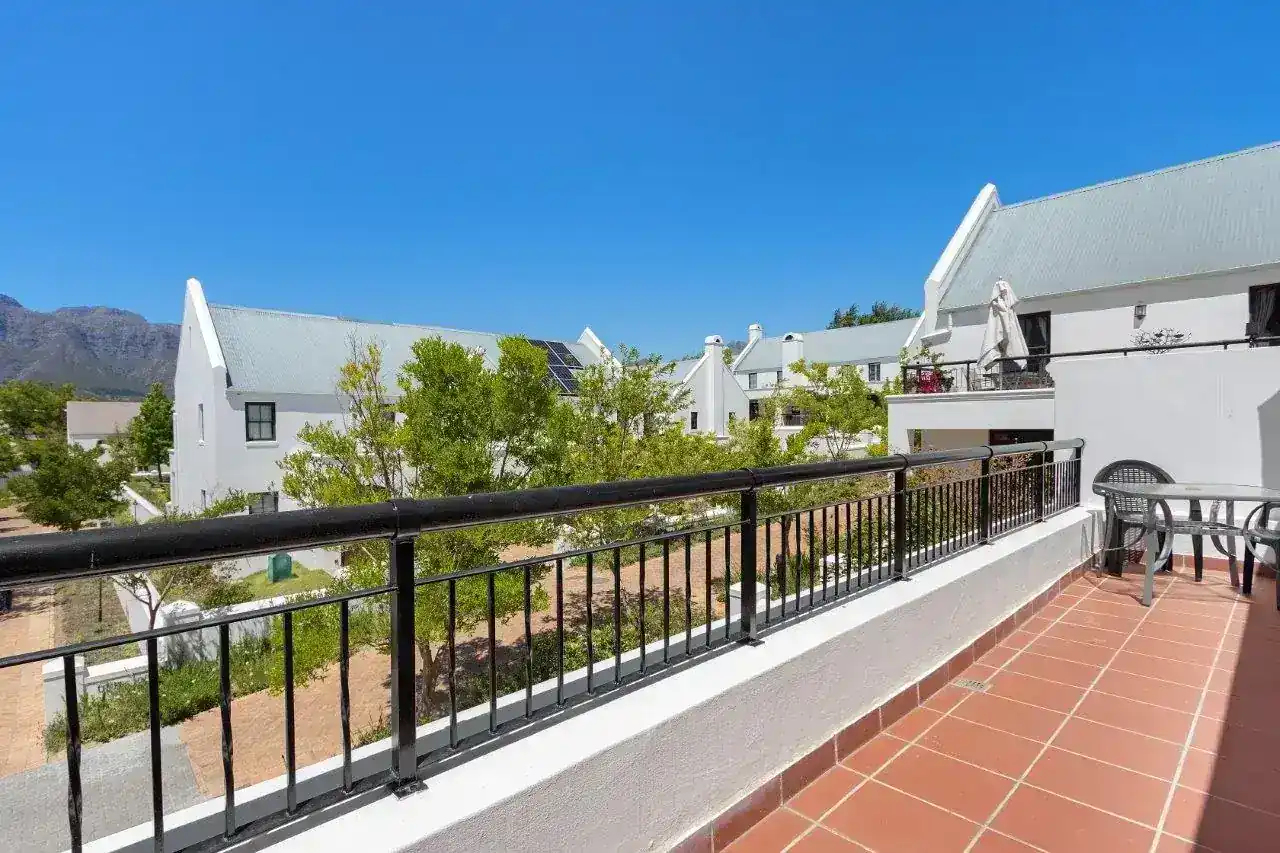 Lodge 40 outdoor patio with built-in braai with mountain views