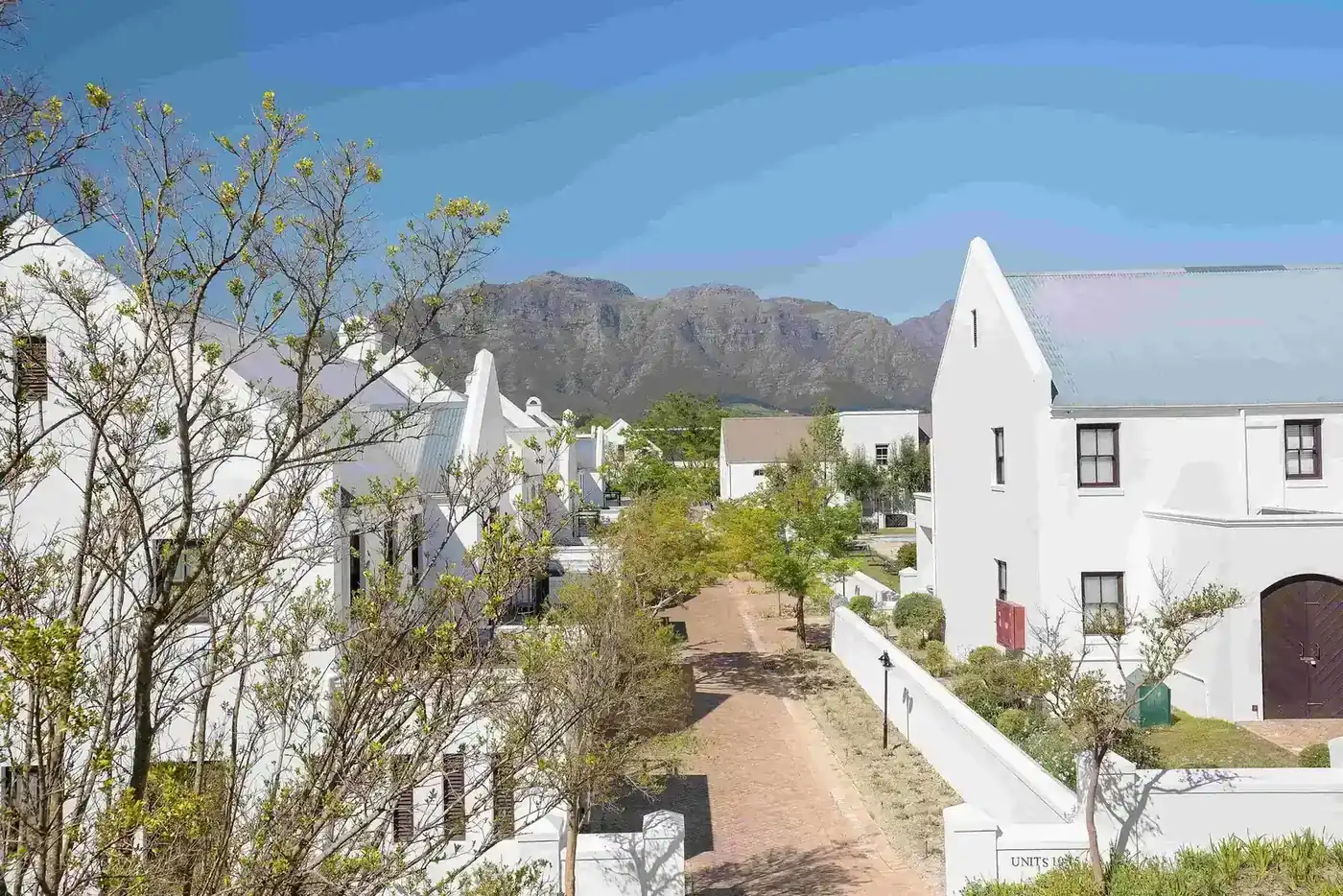 Lodge 39 outdoor patio with built-in braai with mountain views