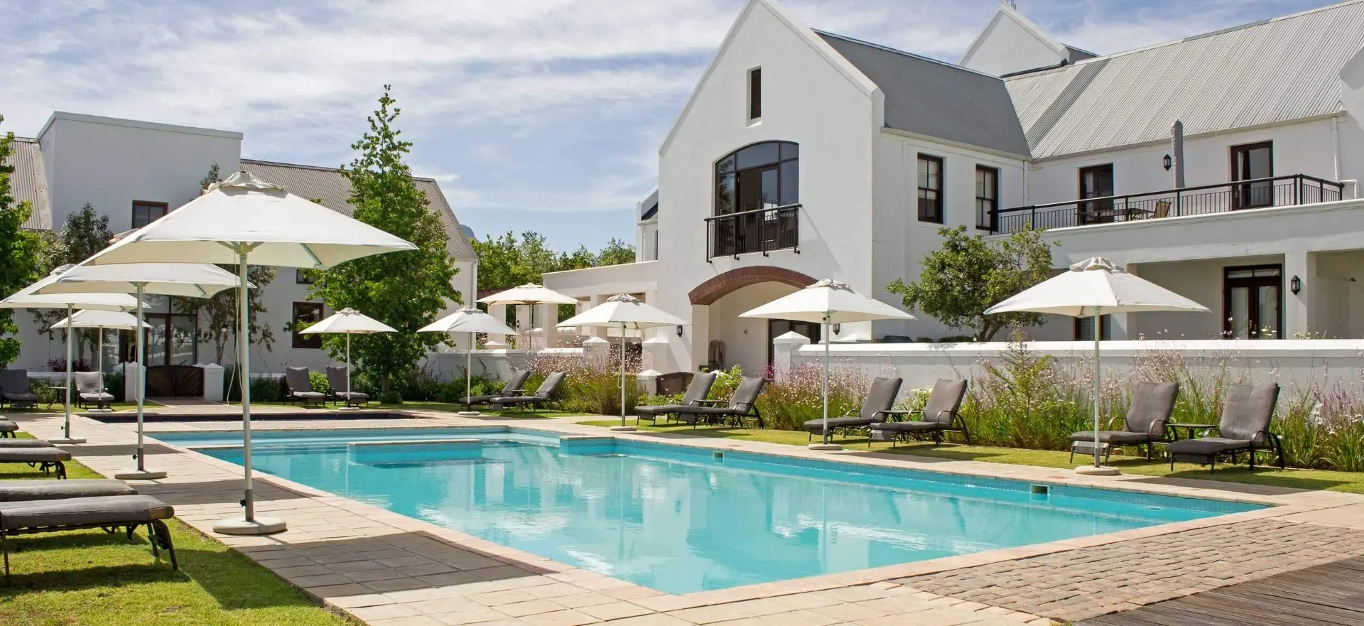 Luxury lodge with pool overlooking Stellenbosch mountains
