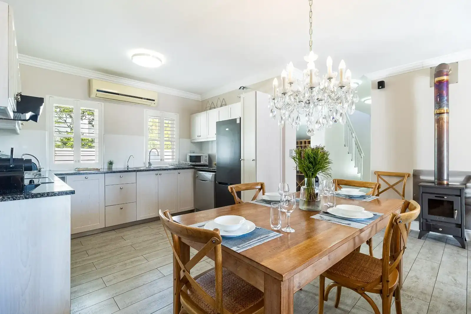 Lodge 24 dining area with seating for 6 guests